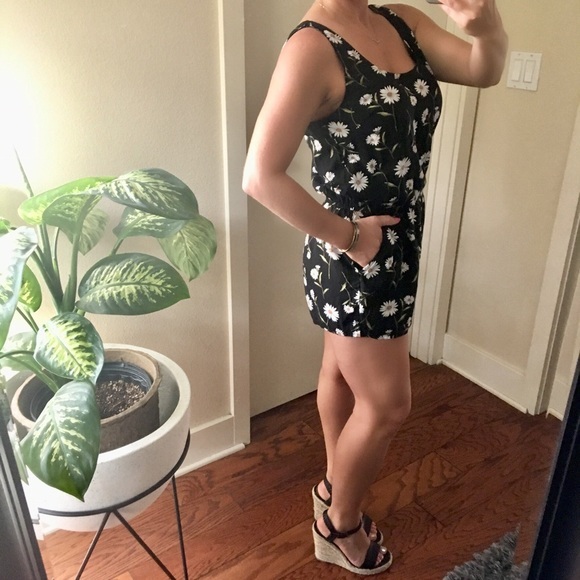 | f21 • daisy days sleeveless romper | - Picture 6 of 14